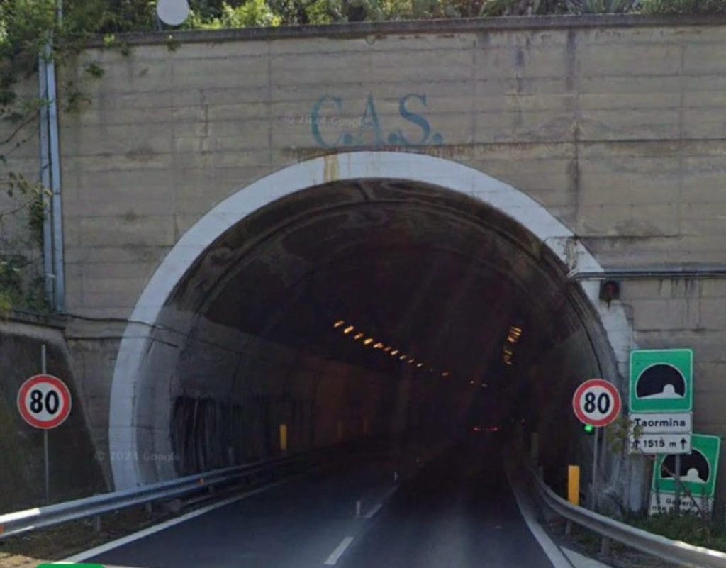 Taormina, incidente mortale in A18: auto contro bus in galleria. Vittima di 30 anni, ferita la figlia