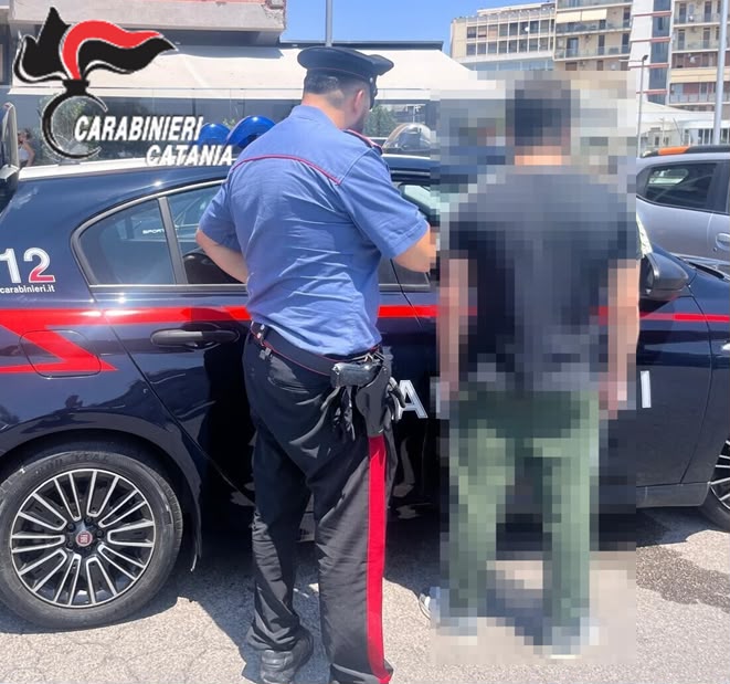 Catania, in piazza Europa parcheggiatore abusivo blocca e minaccia automobilista: 30enne straniero fermato