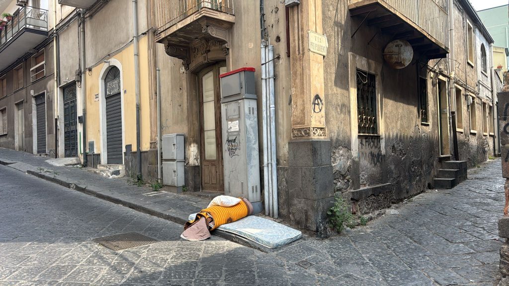 Paternó, degrado in centro: materasso abbandonato in via Roma