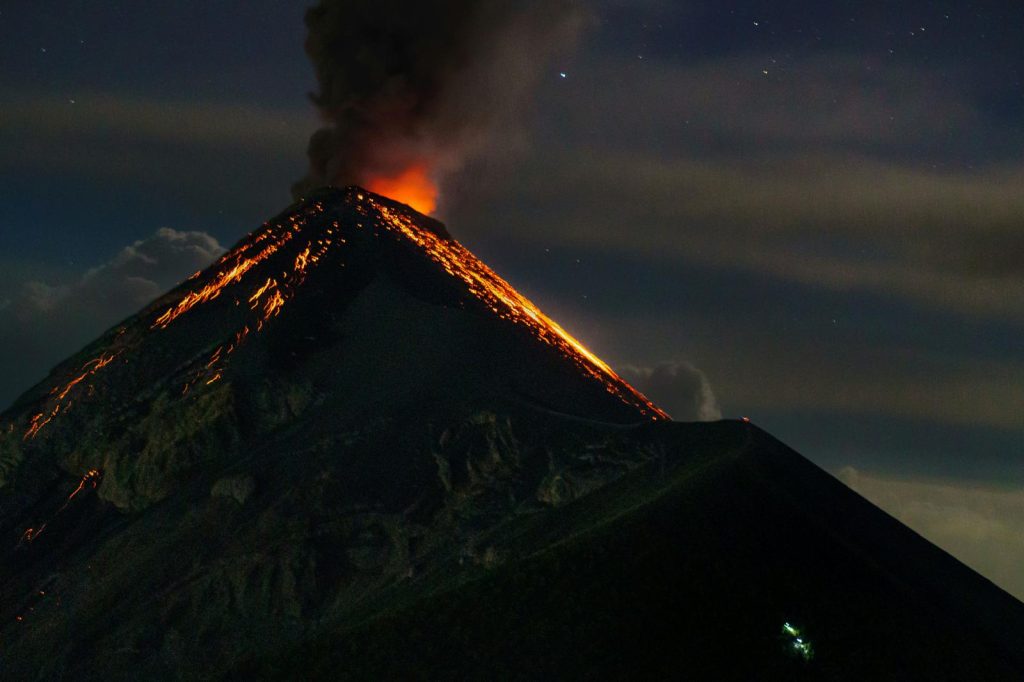 Etna in eruzione a 3.300 metri, ma l'aeroporto di Catania resta pienamente operativo