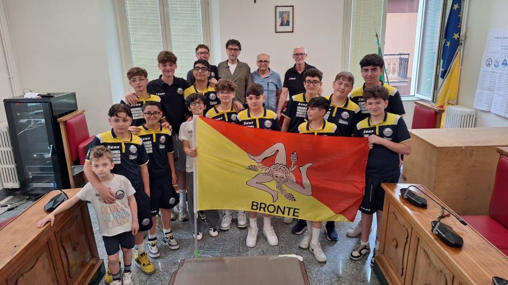Pallavolo, l'Aquila Bronte vola alle Final Eight nazionali: il sindaco Gullotta accoglie i campioni regionali Under 14