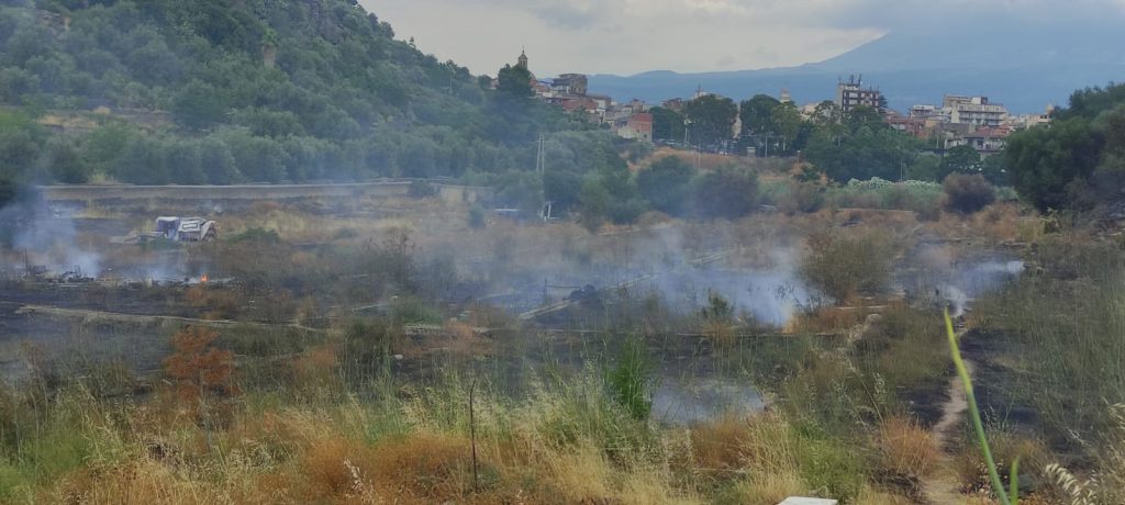 Paternò, incendio nella tendopoli di Ciappe Bianche