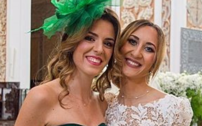 Scambiate in culla a Mazara del Vallo, Melissa si sposa accompagnata dai suoi due papà