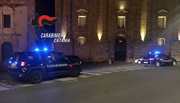 Caltagirone, 19enne si barrica in camera e minaccia la famiglia: arrestato per resistenza a pubblico ufficiale