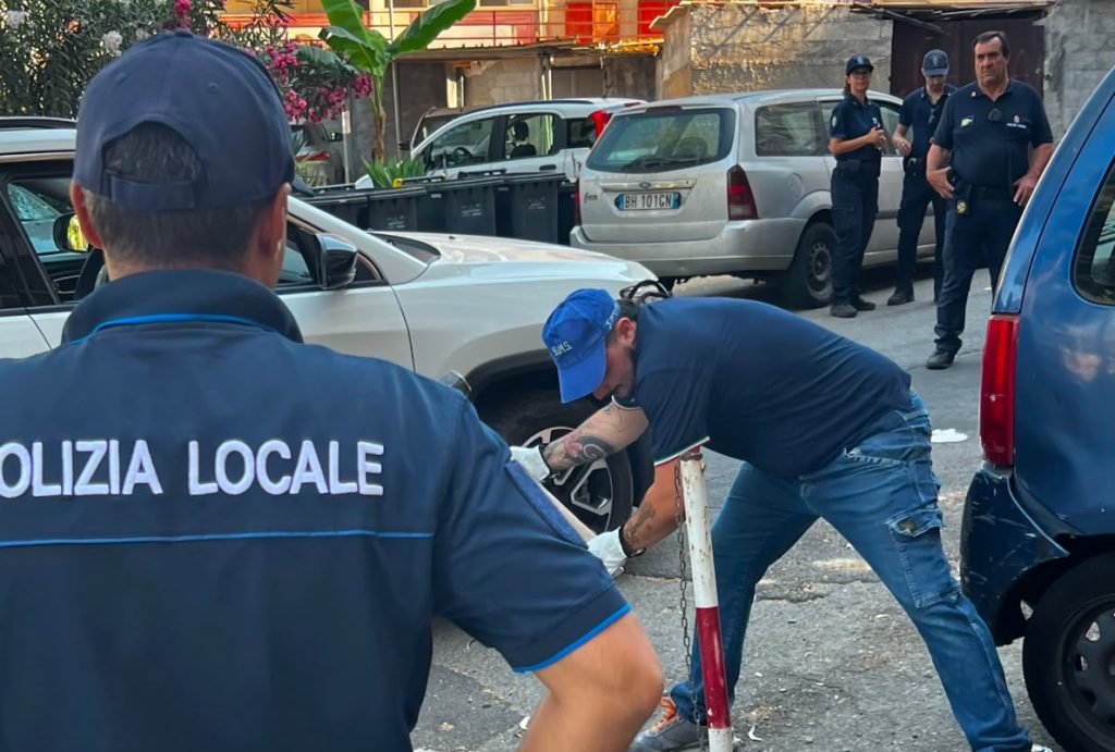 Catania, sosta selvaggia e appropriazione indebita di spazi pubblici: a Librino smantellati i parcheggi ‘privati’