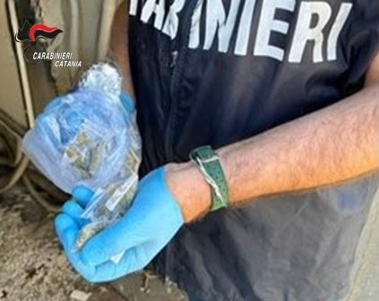 Paternò, 23enne denunciato con 11 g di marijuana: a casa bilancini e 530 euro