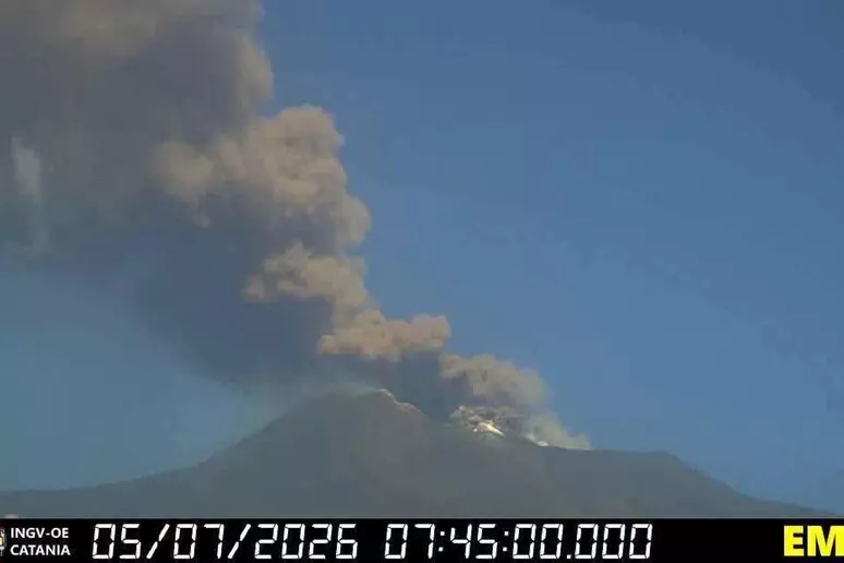 Etna, nuova fase eruttiva: chiusi gli arrivi all'aeroporto di Catania fino alle 19