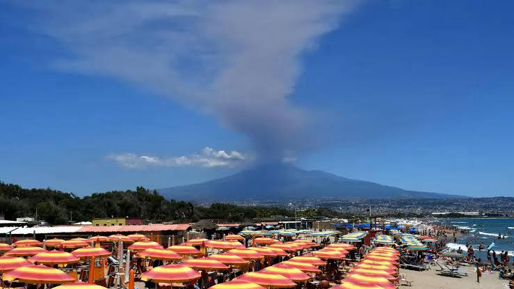 Nube di cenere dell'Etna, cielo chiuso su Catania: allerta rossa, voli dirottati su Palermo e Comiso