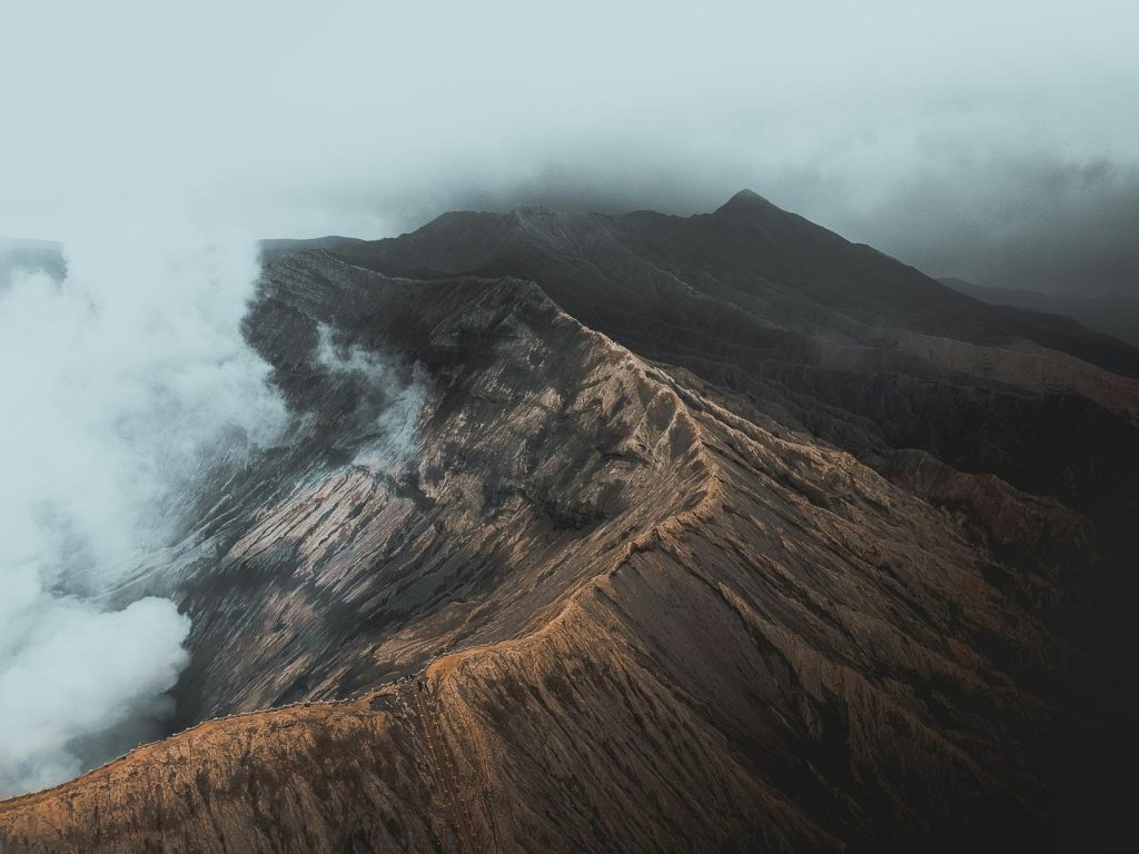 Etna, l'emergenza è diventata normalità: voli bloccati, passeggeri in affanno e Regione in rincorsa tra pullman e treni speciali
