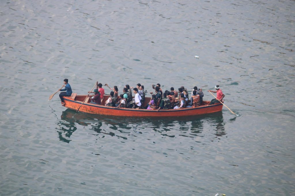 I pescatori di Acireale salvano 16 minori migranti in mare. Il vescovo: “Esempio di carità cristiana”