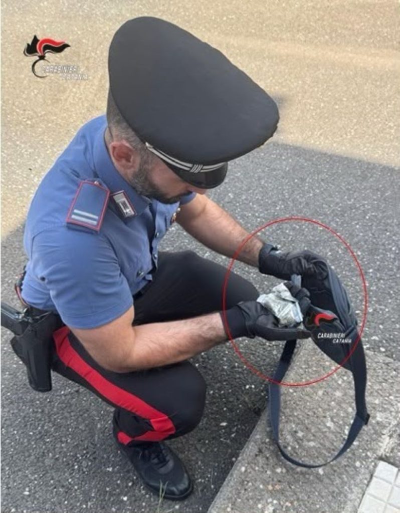 Bronte, spacciava davanti al centro giovani: 17enne arrestato