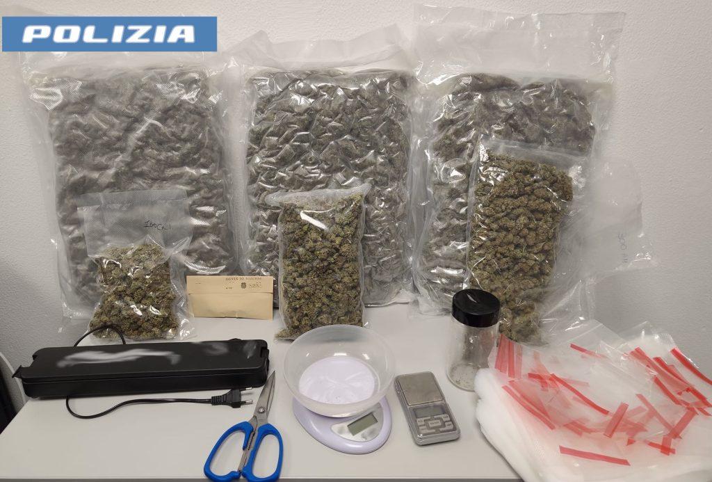 Nascondeva 2,8 kg di marijuana in due vecchie lavatrici: 34enne arrestato a Misterbianco