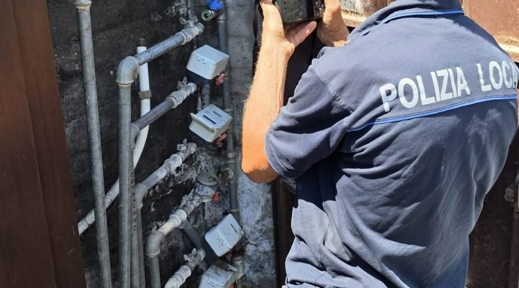 Paternò, allacci abusivi alla rete idrica: 6 denunciati, accertamenti in 20 utenze