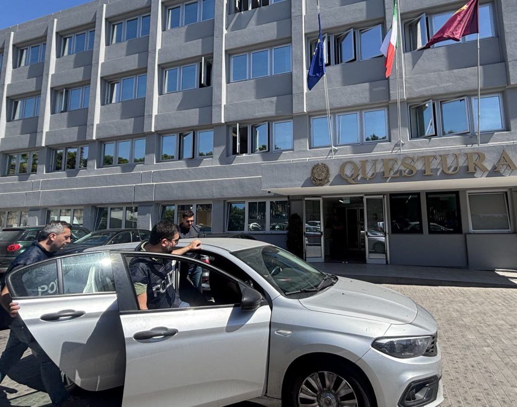 Catania, teneva l'eroina nella scarpa sotto il comodino: pusher 62enne arrestato