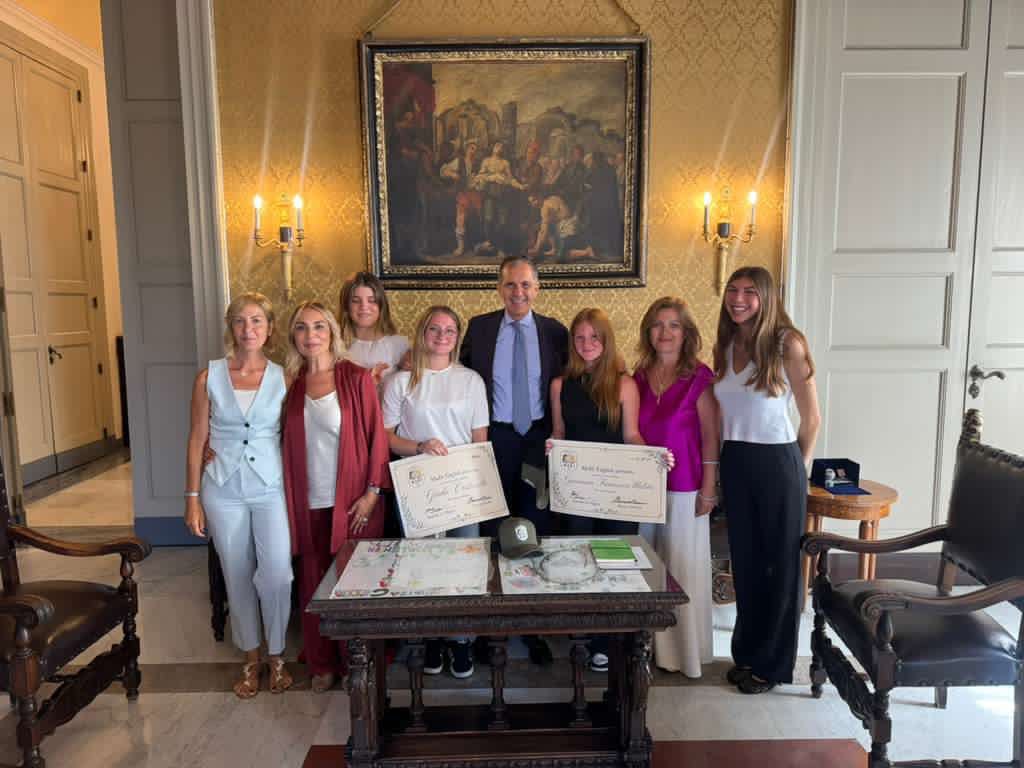 Catania, borse di studio a Malta per due studentesse del ‘Vaccarini’: il sindaco Trantino le riceve a Palazzo degli Elefanti