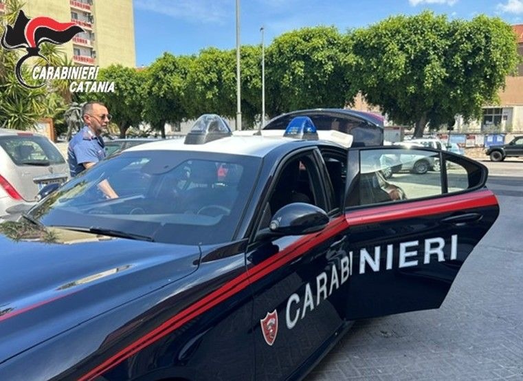 Paternò, 27enne arrestato con una roncola: pretendeva di vedere i nipoti con insistenza e minacce