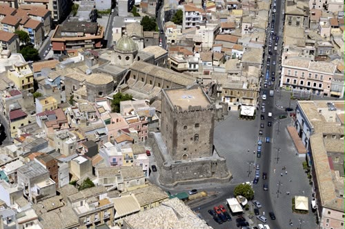Adrano, è polemica per l'ordinanza "anti-gironzolio" che sospende la circolazione veicolare per tre giorni