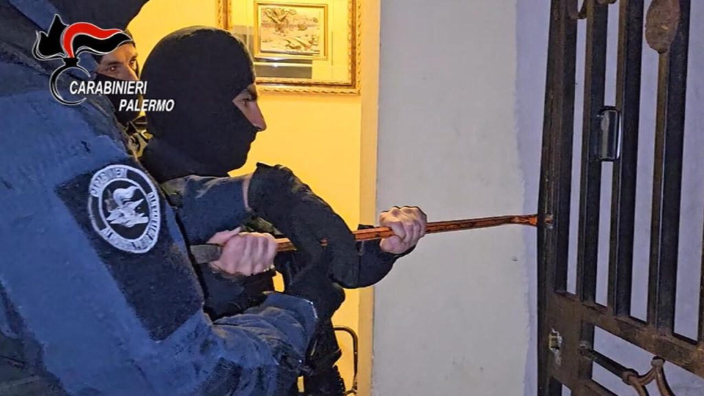 Banda kalashnikov, boss mafioso in carcere ordinò attentati a Sicily by Car: 22 fermi