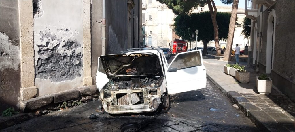 Paternò, auto prende fuoco in via Santa Barbara: si salva donna alla guida