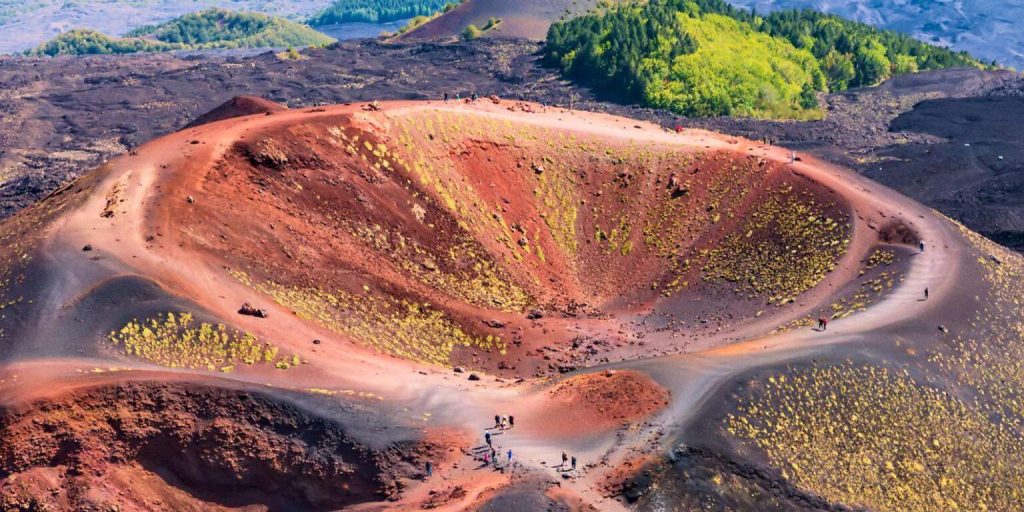 Etna, turista francese di 65 anni muore durante un'escursione sui crateri Silvestri