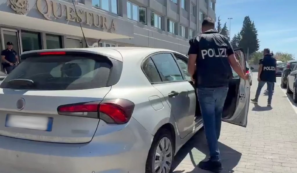 Catania, a S. G. Galermo pusher 18enni bloccati dall'ascensore guasto durante la fuga