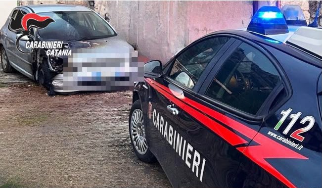 Paternò, minacce e fiamme sotto casa: 35enne arrestato per aver dato fuoco all'auto della sorella