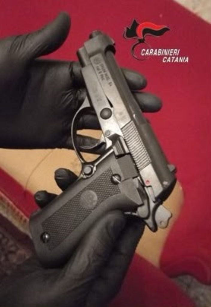 Biancavilla, pistola modificata in casa: il fiuto di un pastore tedesco fa scattare l'arresto