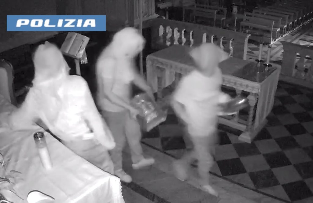 Catania, coppia di ladri sorpresa nella chiesa di San Cristoforo: arrestati mentre portavano via crocifissi e rosari
