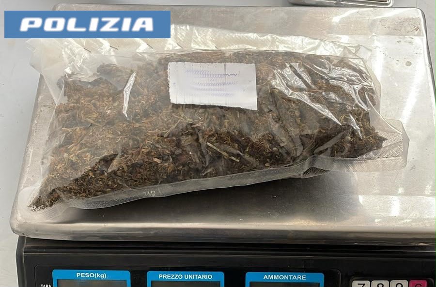 Catania, inseguito dalla Mobile lancia la busta con 123 g di marijuana: 20enne arrestato
