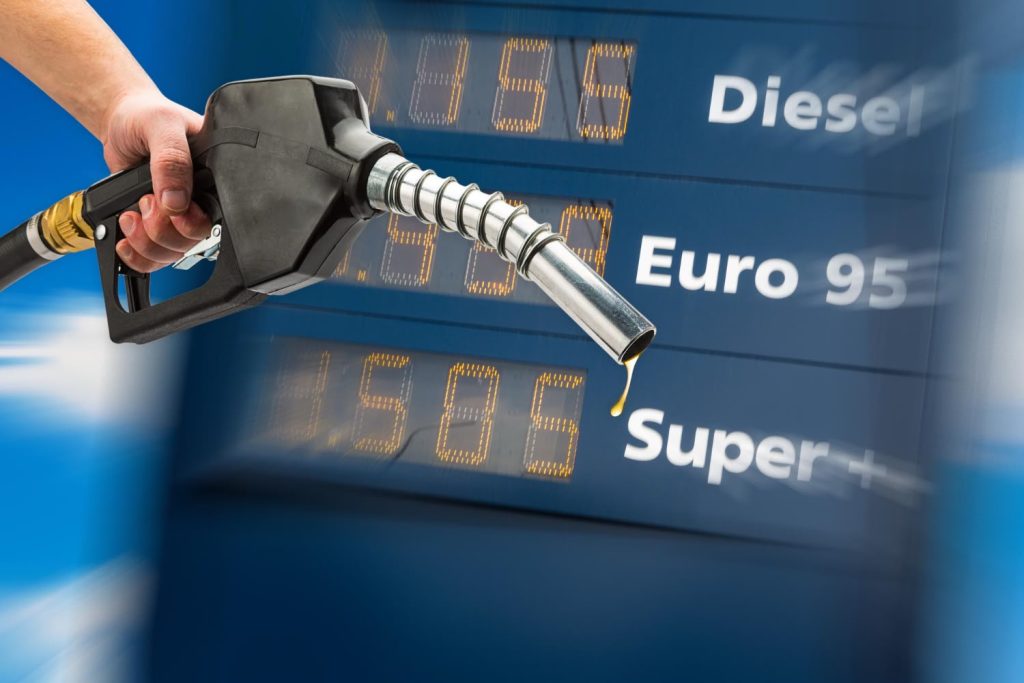 Carburanti, nuovo record: benzina e gasolio oltre i 2 euro. Consumatori contro il governo