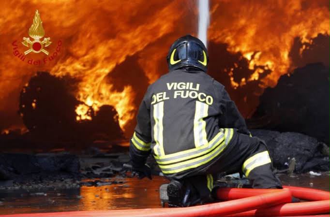 Catania, incendio nella Zona Industriale: due vigili del fuoco intossicati