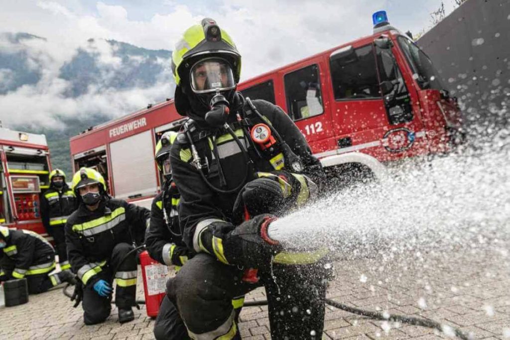 Oltre mille interventi in 48 ore: i Vigili del Fuoco eroi senza sosta contro gli incendi in Sicilia