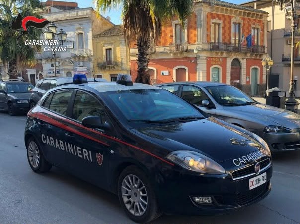 Palagonia, rapinarono tabaccheria con coltello da cucina: due arresti