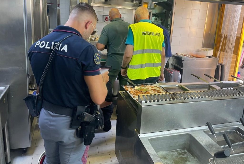 Catania, pesce "fresco" ma congelato, lavoro nero e bagni fantasma: maxi controlli sulla Playa, multe per 40mila euro