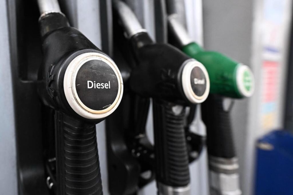 Gasolio, 17 centesimi di sconto fino al 6 agosto: Cdm dà via libera anche a 100 milioni per l'ex Ilva