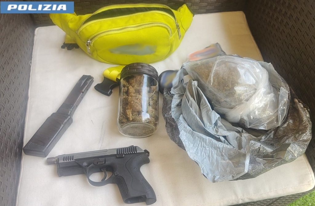 Catania, in bicicletta con una pistola modificata in un villaggio affollato: 25enne ai domiciliari finisce in manette