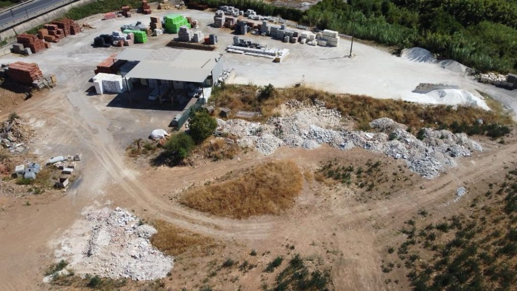 Val di Noto, discarica abusiva di rifiuti speciali scoperta dalla Forestale: denunciato il proprietario