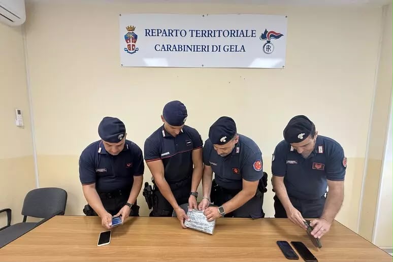 Gela, cocaina gettata dal finestrino durante la fuga: due catanesi arrestati