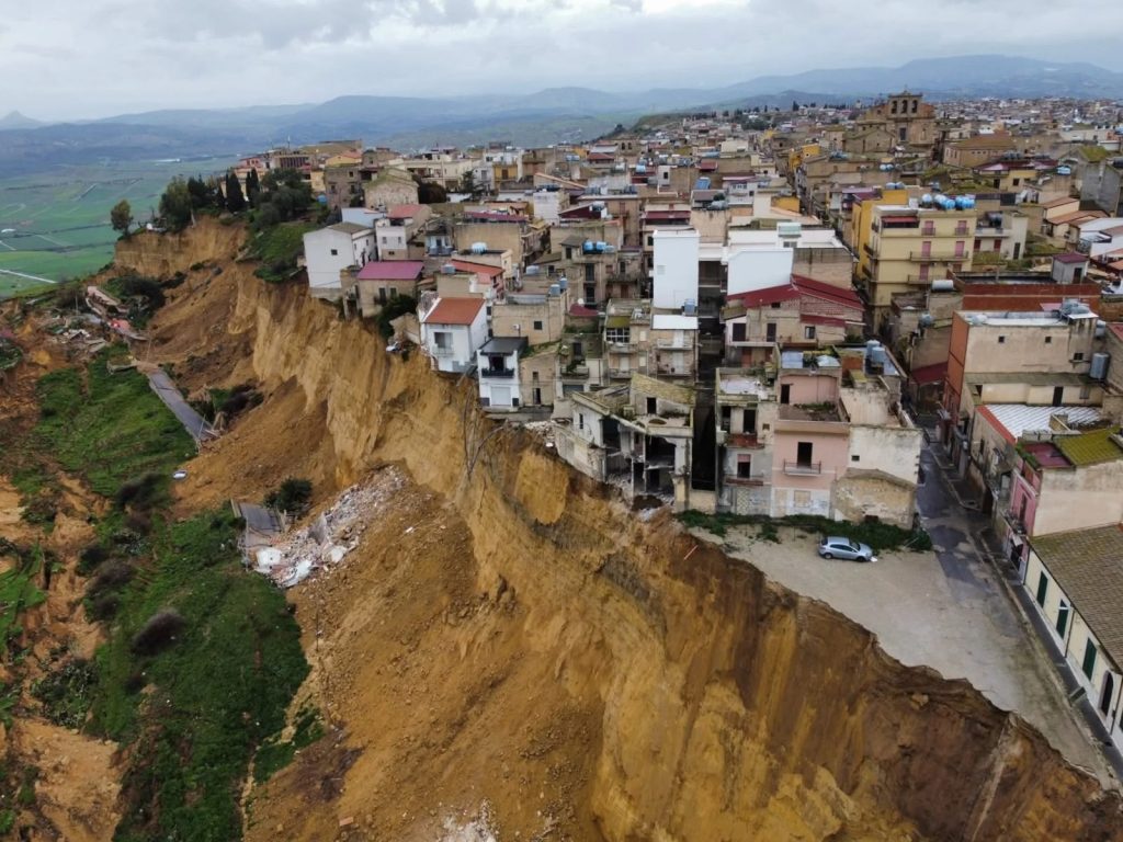 Niscemi, settantamila euro di premio e la frana dietro l'angolo: l'ingegnere nominato da Schifani ora risponde dei danni