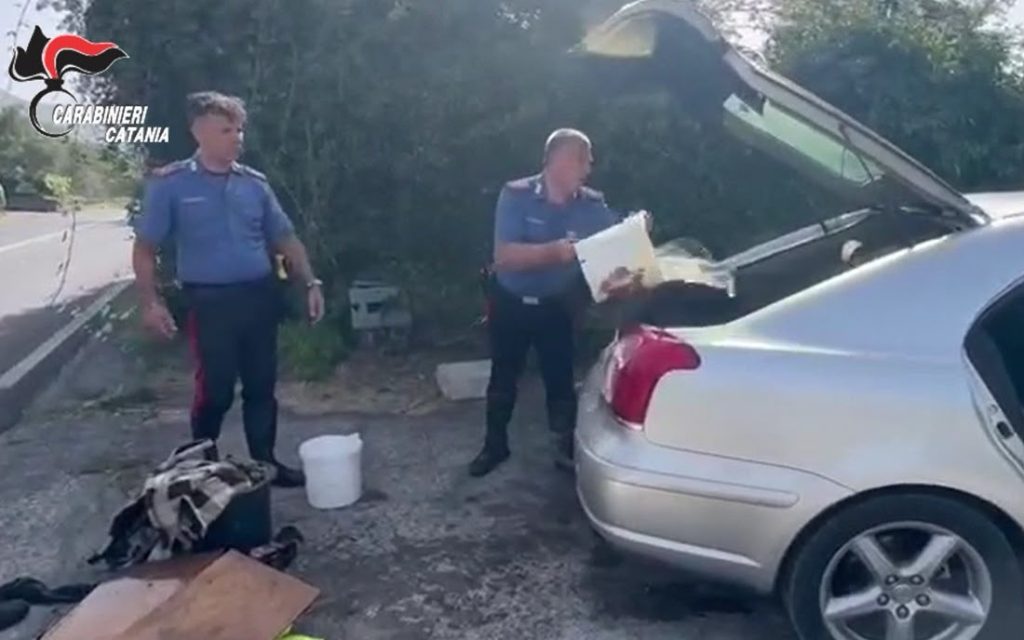 Randazzo, auto prende fuoco sulla SS 120: carabinieri spengono le fiamme con secchi d'acqua prima dell'arrivo dei vigili del fuoco