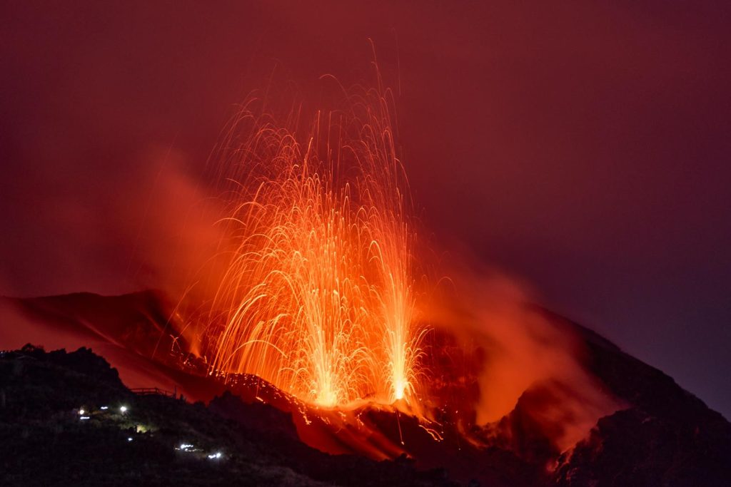 Etna, pioggia di cenere su Bronte: nube vulcanica di 7 km. Fontane di lava esaurite