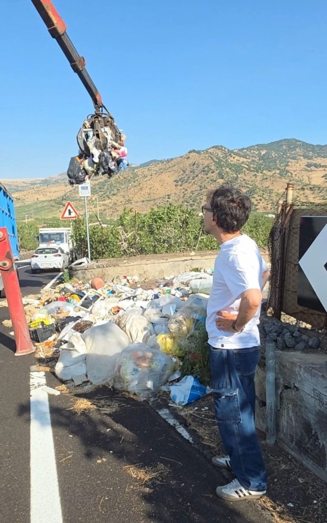 Rifiuti abbandonati, il sindaco di Bronte annuncia pugno duro: «Mezzi confiscati e sanzioni più severe»