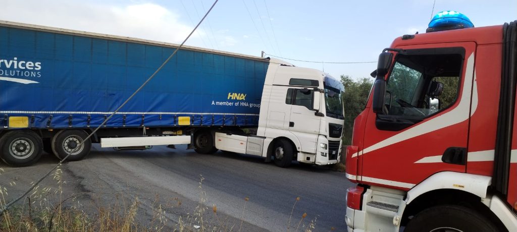 Belpasso, scontro tra auto e mezzo pesante sulla Sp15: due feriti e strada chiusa