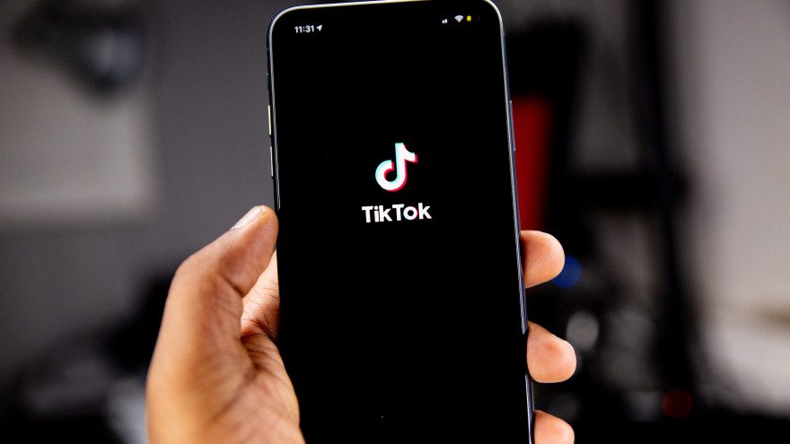 TikTok, la figlia chiede aiuto in video: sessantenne condannato per stalking e lesioni all'ex compagna