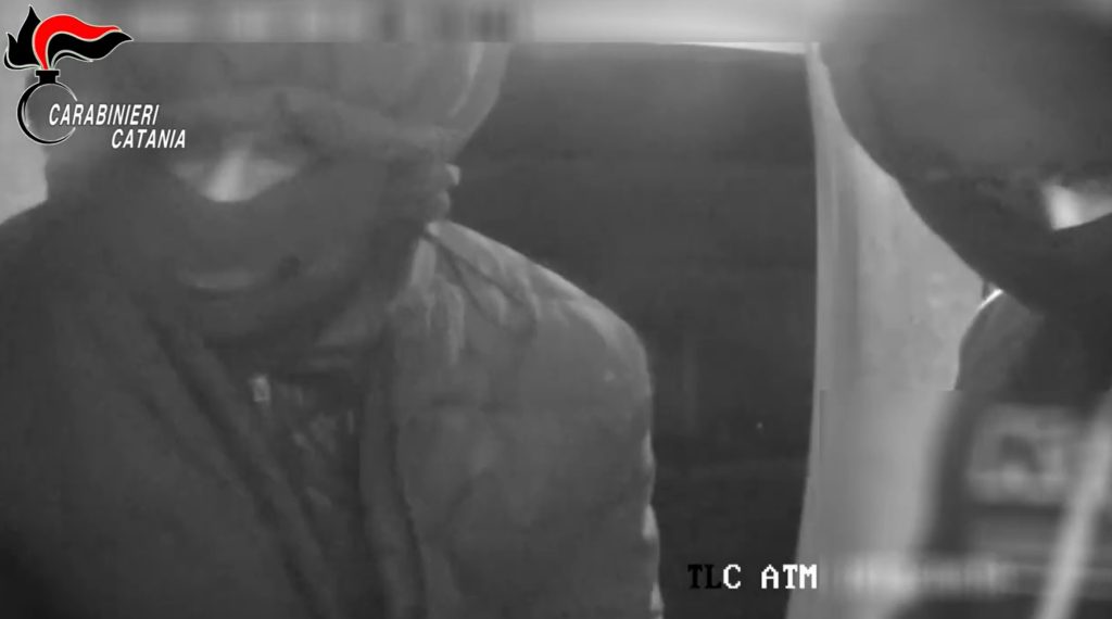 Esplosivi artigianali per svaligiare distributori e Postamat: tre arresti nel Catanese (VIDEO)