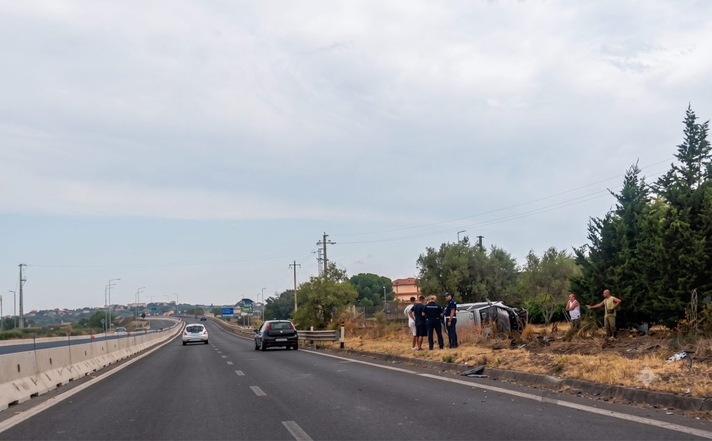 Belpasso, incidente sulla SS 121 auto si cappotta in contrada Valcorrente, ferito il conducente