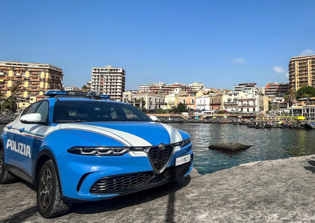 Tenta di rubare uno scooter sul lungomare di Catania ma la Volante lo blocca: arrestato 17enne