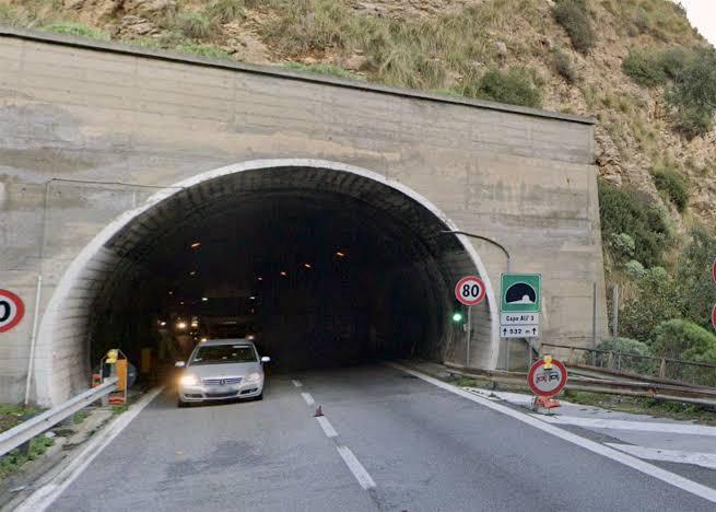 Messina, auto prende fuoco in galleria sull'A18: donna salva dalle fiamme il marito disabile