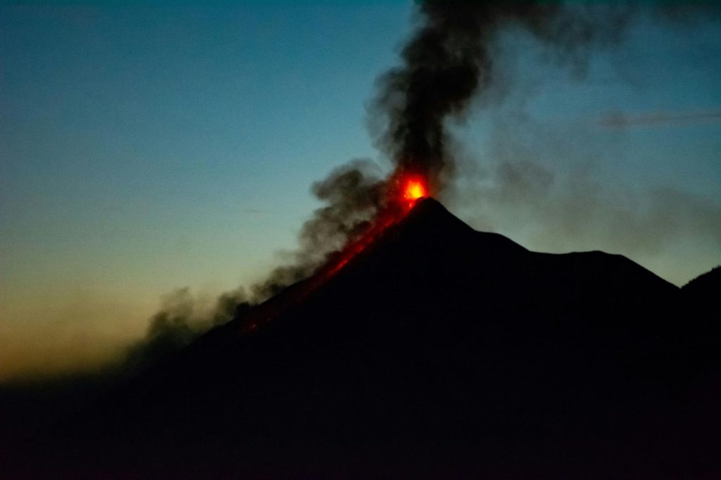 Etna, si ferma la colata lavica a 2.700 metri: allarme volo scende a giallo