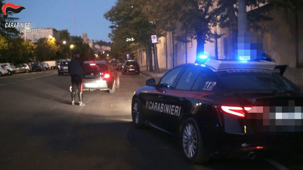 Duplice agguato a Riesi, uomo e donna in ospedale in codice rosso: caccia al compagno fuggito
